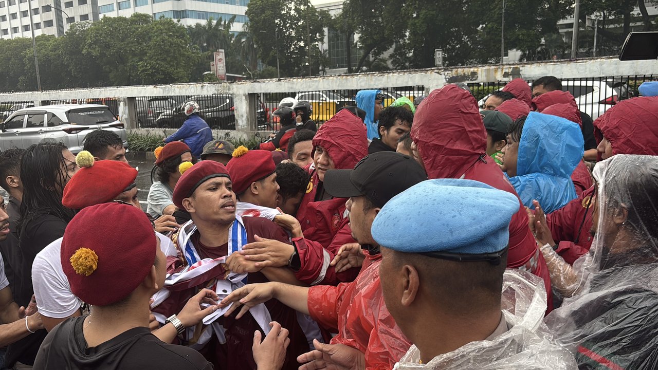 Ngotot Blokade Jalan, Massa Cipayung dan Polisi di Depan DPR Nyaris Bentrok