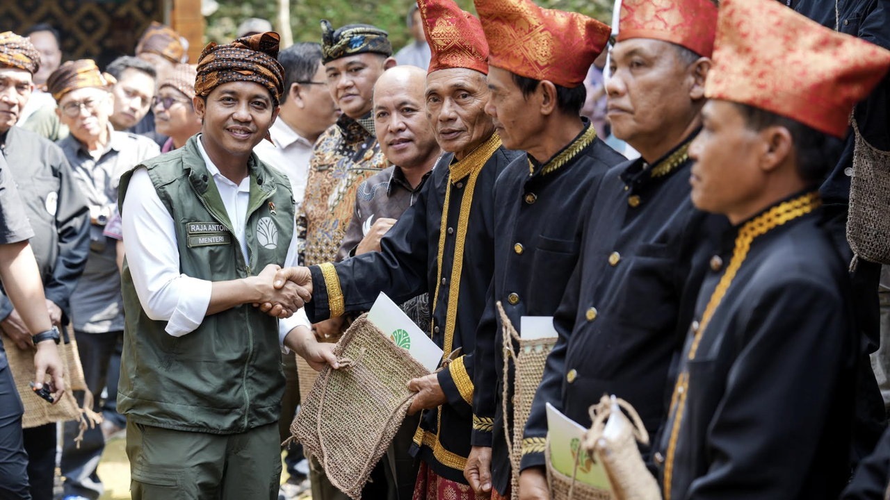 Menhut Serahkan SK Hutan Adat, Konflik Puluhan Tahun Diharapkan Berakhir