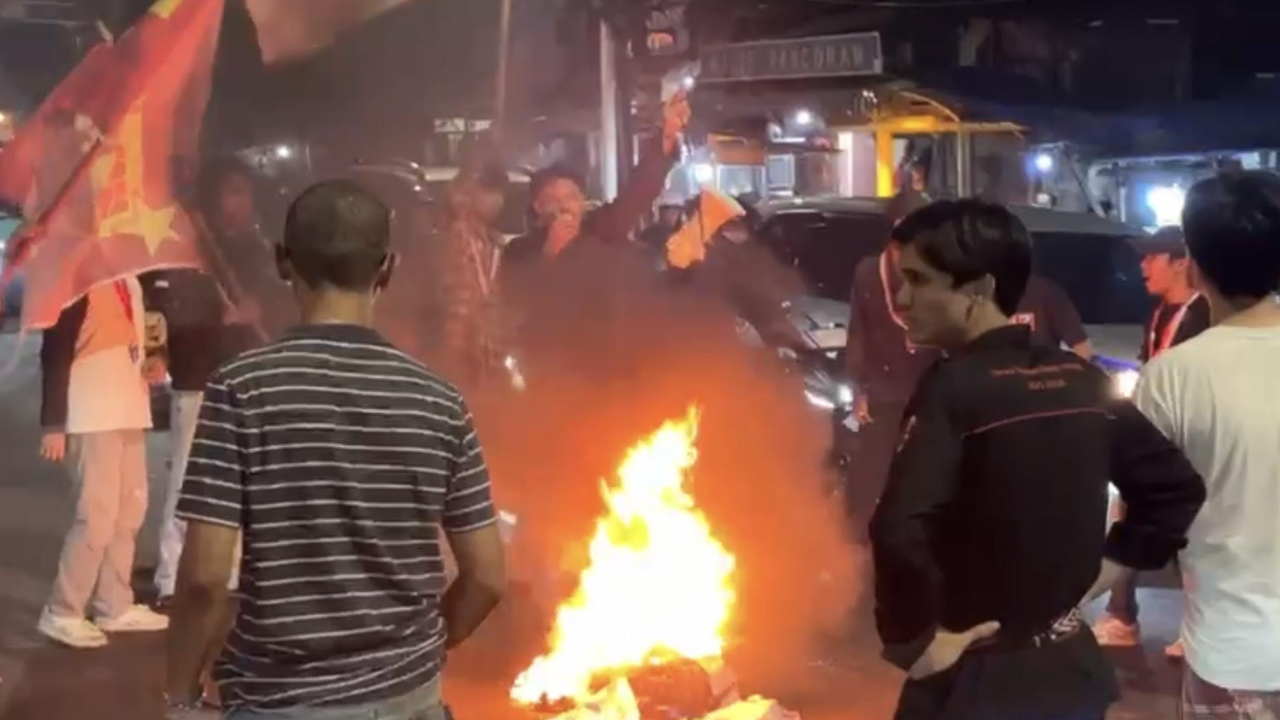 Aksi Bakar Ban Warnai Unjuk Rasa di Kawasan Pancoran