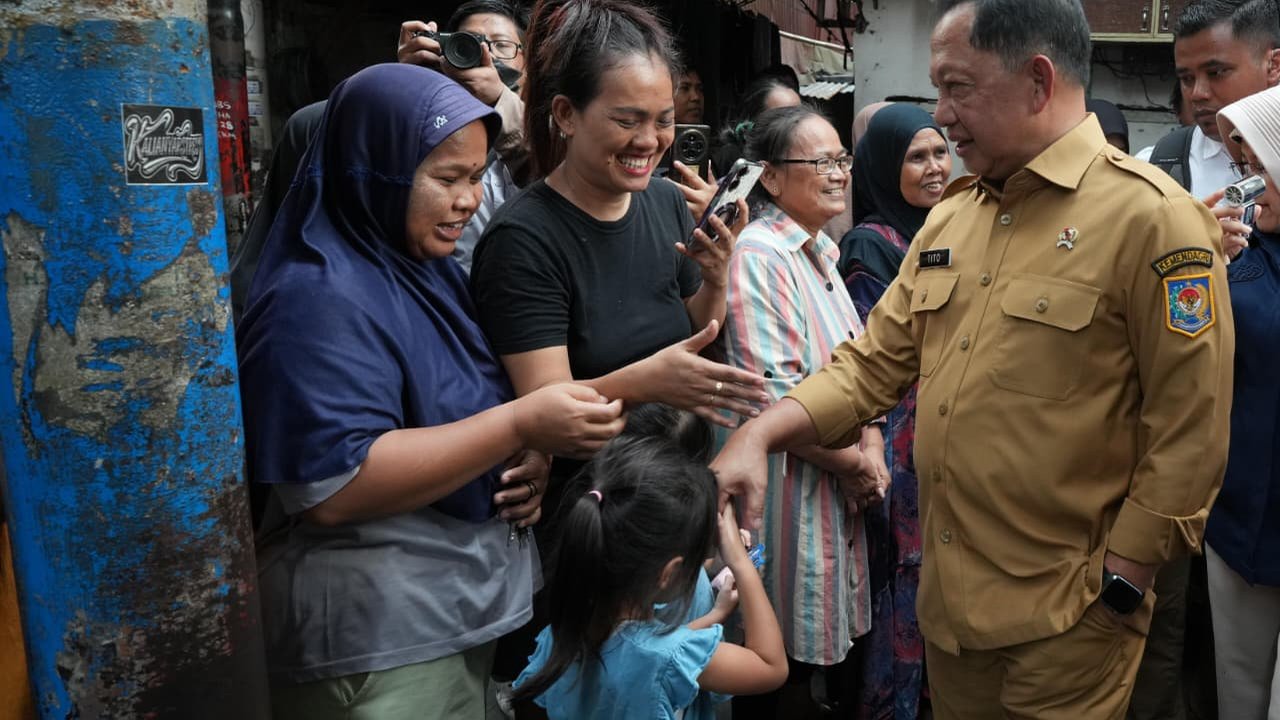 Cek Penerima BSPS di Jakbar, Mendagri Dorong Pemda Alokasikan APBD untuk Bedah Rumah
