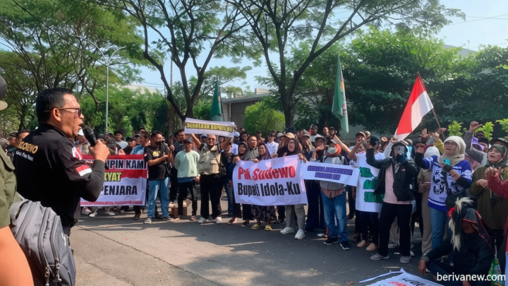 Latest Program: Simpatisan Janji Keliling Alun-Alun Pakai Pampers Jika Sudewo Bebas