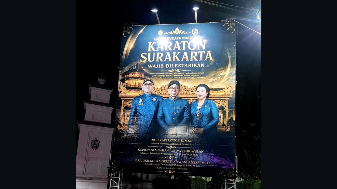 Main Agenda: Di Tengah Konflik Dualisme Keraton Solo, Baliho Bergambar Menbud Fadli Zon Muncul di Gladag