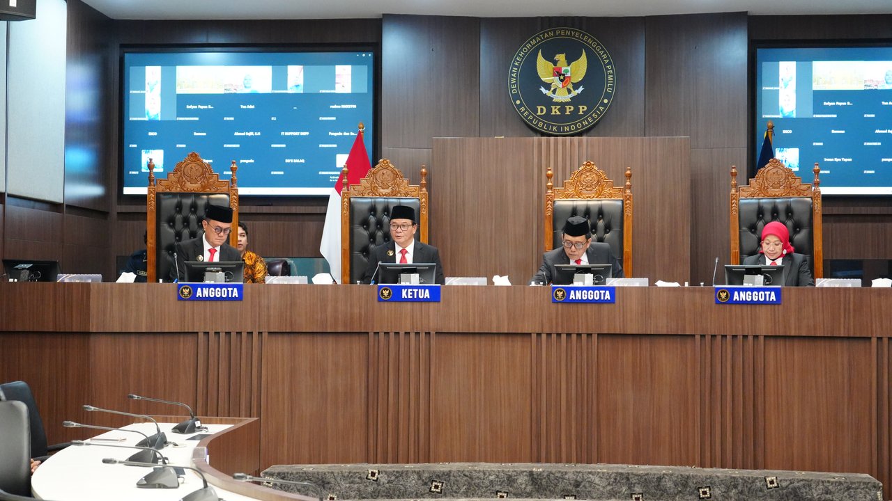 Kumpul Kebo dengan Bawahan dan Pungli Seleksi PPK, Anggota KPU OKU Timur Dipecat DKPP
