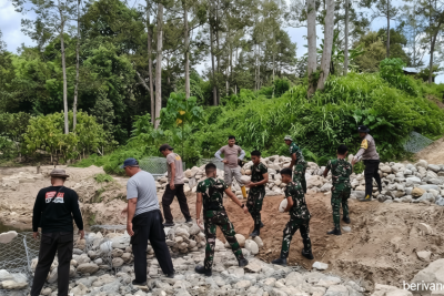 New Policy: Polres Parigi Moutong Rampungkan Akses Jembatan Darurat Lobu Mandiri Pasca-Banjir