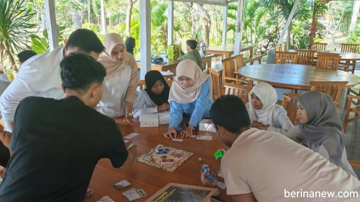 Unhas Edukasi Siswa Selayar tentang Adaptasi Perubahan Iklim Lewat Permainan Monopoli