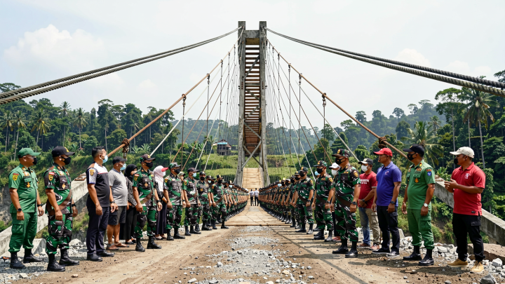 TNI AD Rampungkan Pembangunan Jembatan Gantung Aceh Tamiang, Akses Warga Kini Lebih Mudah