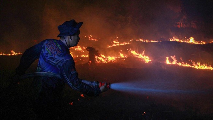 menembus-asap-petugas-berjibaku-padamkan-karhutla-kalimantan-1788157037656_169