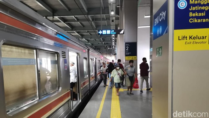 naik-turun-penumpang-krl-di-stasiun-bni-city-1_169