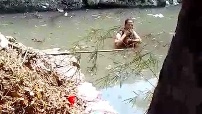 wn-aljazair-berendam-di-danau-sunter-jakarta-utara-dengan-dalih-ritual-pria-wna-itu-ternyata-2-kali-berendam-di-danau-sunter-s-1788162340278_169