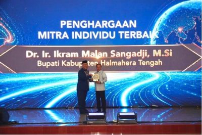 Komitmen terhadap Pendidikan, Bupati Halmahera Tengah Raih Piala Citra Paramesti Universitas Terbuka
