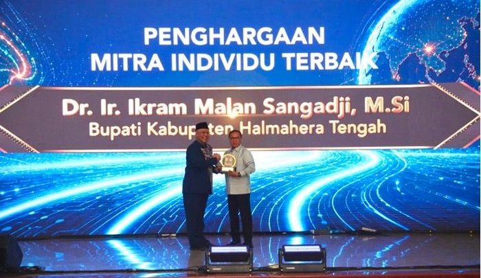 Komitmen terhadap Pendidikan, Bupati Halmahera Tengah Raih Piala Citra Paramesti Universitas Terbuka