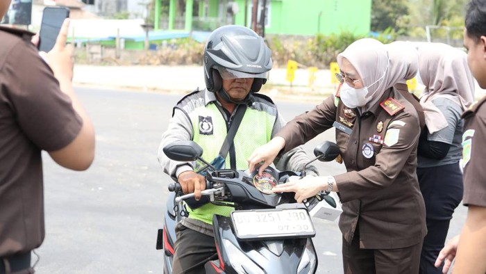 Cegah Polusi-Kabut Asap, Kejari Banyuasin Bagikan Masker ke Pengendara