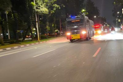 Brimob Polda Metro Semprot Jalanan di Jakarta-Bekasi Cegah Abu Vulkanik