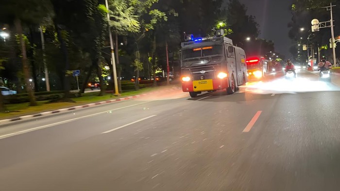 Brimob Polda Metro Semprot Jalanan di Jakarta-Bekasi Cegah Abu Vulkanik