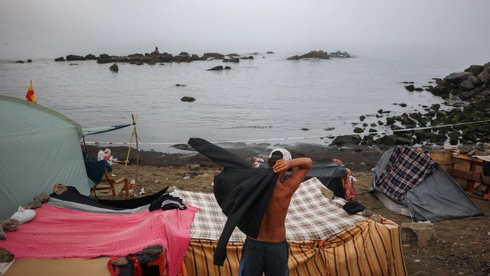 ceuta-dibanjiri-migran-tenda-darurat-berjejer-di-pantai-trampolin-1788350144919_169
