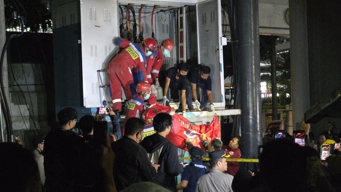 evakuasi-mayat-dalam-gardu-listrik-di-stasiun-lrt-pancoran-taufikdetikcom-1788271103616_169