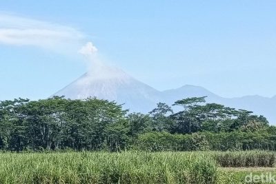 Semeru Erupsi dan Luncurkan Lava Pijar saat TNBTS Masih Terbakar