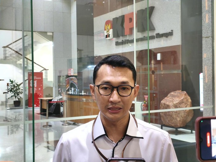 KPK Duga Istri Bupati Pemalang Bantu Siapkan Uang Hasil Pemerasan