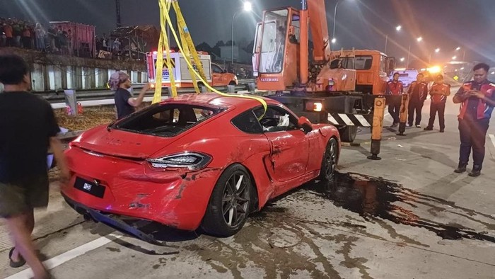Mobil Porsche Masuk Selokan di Tol Andara, Polisi Sebut Sopir Hilang Kendali