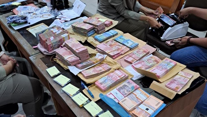 Penampakan Duit Ratusan Juta Disita KPK saat Geledah Kanwil BPN Jatim