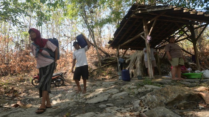 Krisis Air Saat Kemarau, Warga Boyolali Berburu Air ke Sendang Hutan