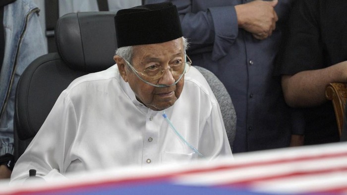 mahathir-mohamad-tampak-duduk-di-kursi-roda-di-samping-peti-jenazah-istrinya-siti-hasmah-1790593841103_169