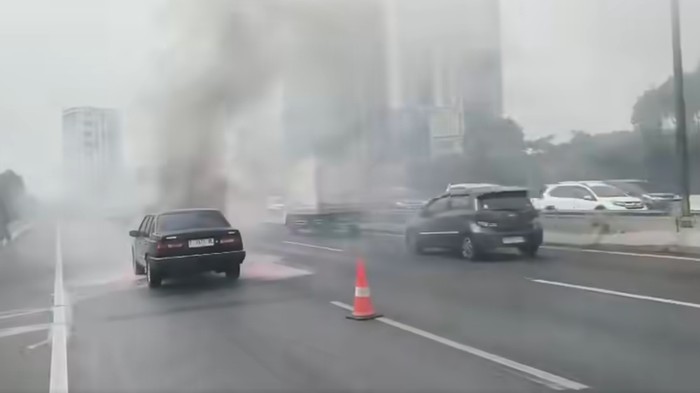 Mobil Sedan Terbakar di Tol JORR Km 20, Lalin Tersendat