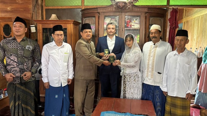 Nikahi Gadis Desa, 2 WNA Puji Cepatnya Layanan KUA Sedan