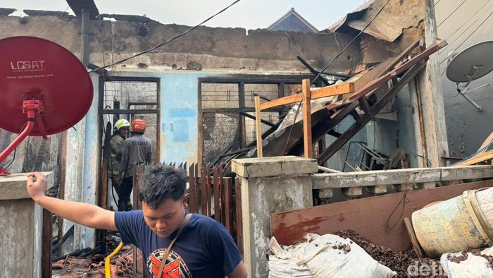 ‘Mak Jangan Nangis’, Lemasnya Warga Gambir Jakpus Tahu Rumahnya Terbakar