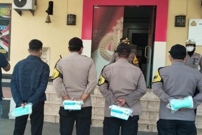Abu Vulkanik Anak Krakatau Sampai Bogor, Polsek-polsek Bagikan Masker ke Warga