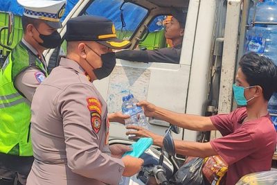 Polisi Bagi-bagi Masker ke Warga Terdampak Abu Vulkanik Anak Merapi di Serang