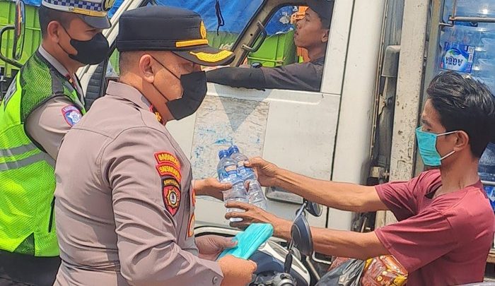 Polisi Bagi-bagi Masker ke Warga Terdampak Abu Vulkanik Anak Merapi di Serang