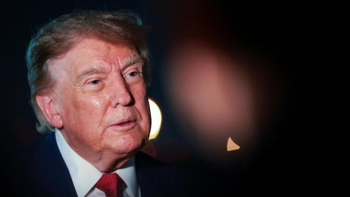 presiden-as-donald-trump-saat-berbicara-kepada-wartawan-di-pangkalan-gabungan-andrews-maryland-as-1786523099441_169-1