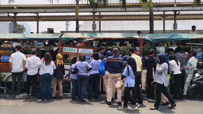 Rayakan Ultah, Zulhas Borong Dagangan 19 UMKM untuk Dibagikan Gratis