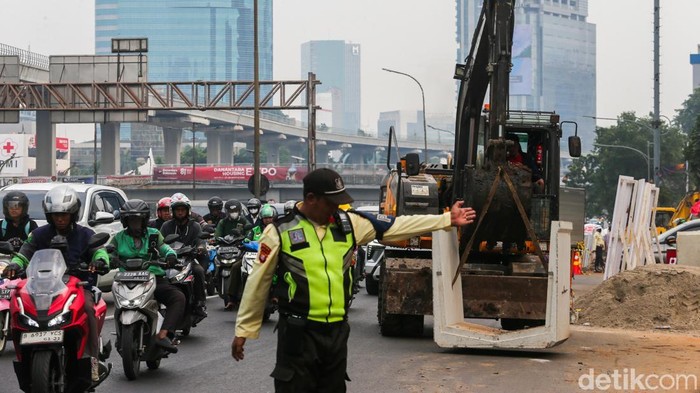 Revitalisasi Gatot Subroto Dimulai, Kendaraan Umum Bisa Melintas di Jalur Busway