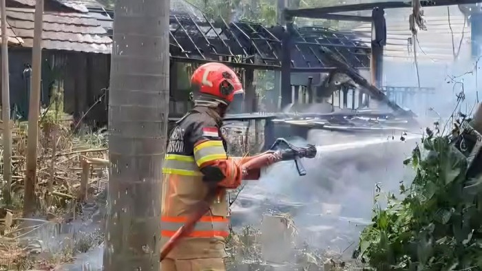 sejumlah-gubuk-atau-bale-kayu-di-tengah-lahan-dipenuhi-ilalang-terbakar-di-kedungbadak-kota-bogor-kamis-1092026-1789057940359_169