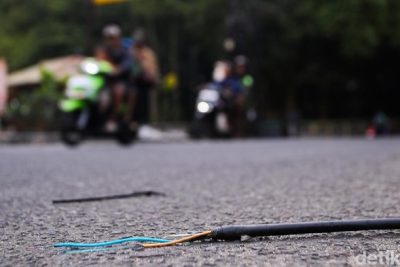 Semrawut! Kabel Fiber Optik Bergelantungan di Jalan Raya Cirendeu