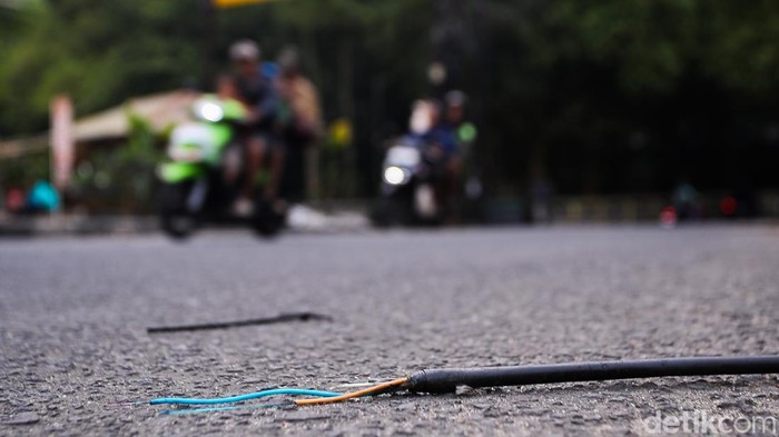 Semrawut! Kabel Fiber Optik Bergelantungan di Jalan Raya Cirendeu