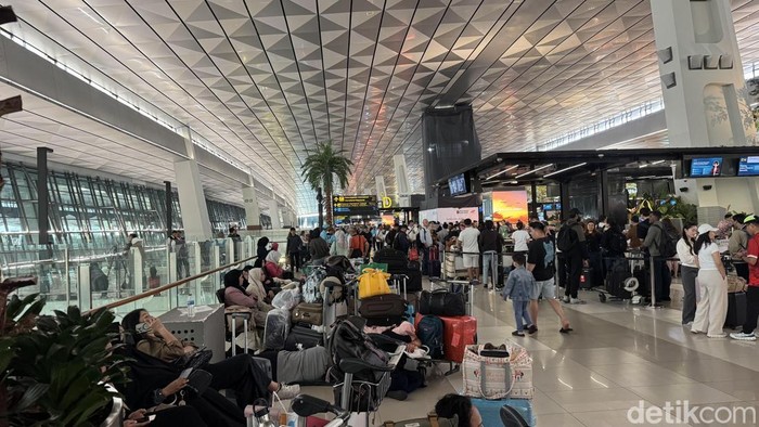 suasana-bandara-soetta-yang-ditutup-sementara-imbas-erupsi-gunung-anak-krakatau-1788654020484_169