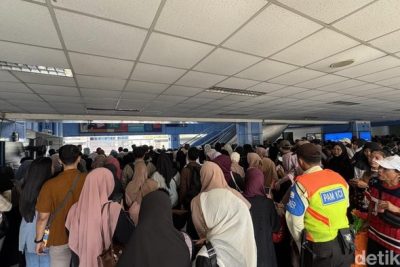 Cerita Warga Tunggu 1 Jam di Stasiun Juanda Saat Ramai Penumpang Siang Tadi