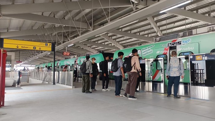 Sudah Layani Penumpang, Begini Suasana Stasiun LRT Manggarai Pagi Ini