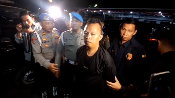 tampang-pelaku-pembunuhan-wanit-yang-terbungkus-kardus-di-bandung-1788312068787_169