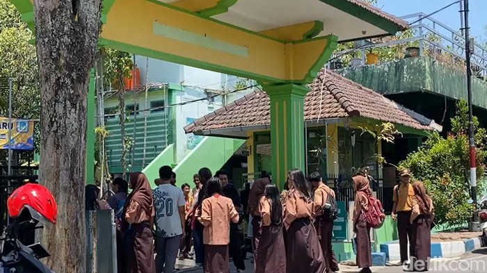 Eks Kepsek SMPN di Malang Diduga Aniaya Murid, Korban Capai 20 Orang