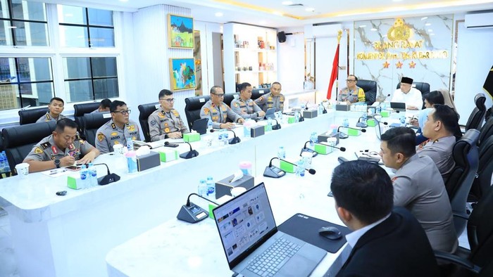pertemuan-wakapolri-komjen-dedi-prasetyo-bersama-pendiri-esq-ary-ginanjar-agustian-di-mabes-polri-dok-istimewa-1790787473732_169