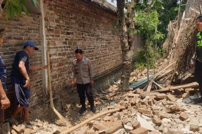 2 Warga di Magetan Tertimpa Tembok saat Bongkar Rumah Kosong, 1 Tewas