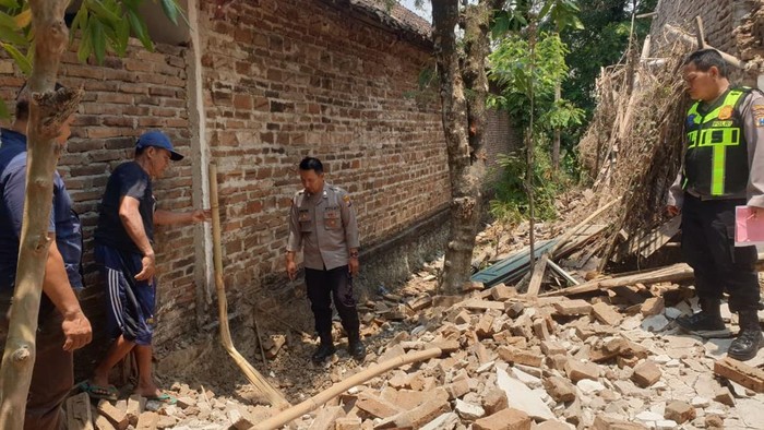 2 Warga di Magetan Tertimpa Tembok saat Bongkar Rumah Kosong, 1 Tewas
